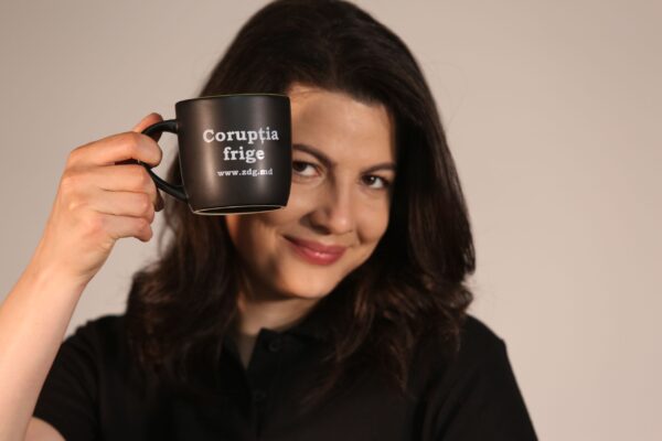 Cană neagră „Corupția frige” - imagine 2